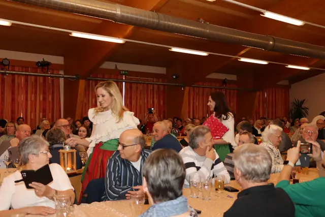 Mit dem Friedenslicht zogen Sigrid und Marina durch den Saal zur Bühne