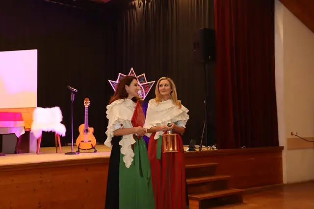 Bei dem Lied "Zünd ma a Kerzerl an" entzündeten sie dann die Kerzen am Adventkranz im Herrgottswinkel auf der Bühne