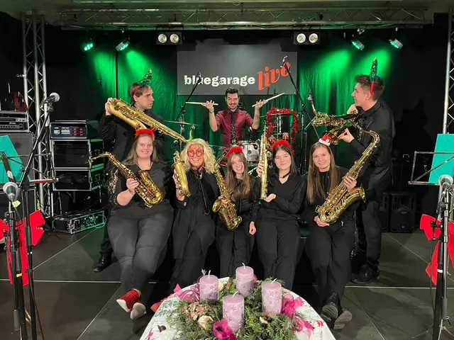 Zum Abschluss wurde es mit "7sax4u" weihnachtlich und jazzig. | Foto: Bluegarage