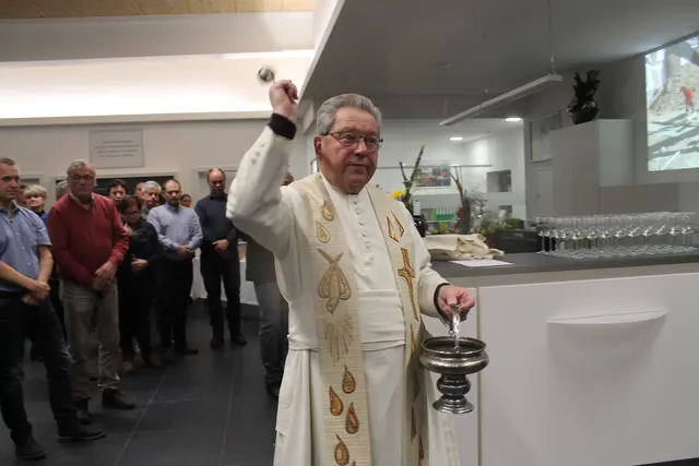 Augustin Keinberger segnete 2019 den Schauraum des Autohauses Krendel in Ulrichsberg. | Foto: MeinBezirk
