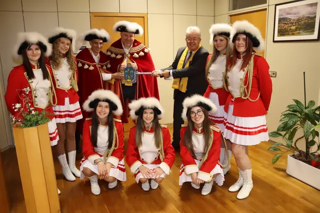 Die Faschingsgilde Althofen übernahm die Regentschaft und den Stadtschlüssel aus Händen von Bürgermeister Walter Zemrosser - ab 17. Jänner startet der Sitzungsreigen. | Foto: Faschingsgilde Althofen