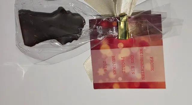 Dieses kleine Schokoengerl samt Politiker-Grußkarte sorgt gerade für hitzige Diskussionen zwischen zwei Welser Fraktionen. | Foto: Schinninger