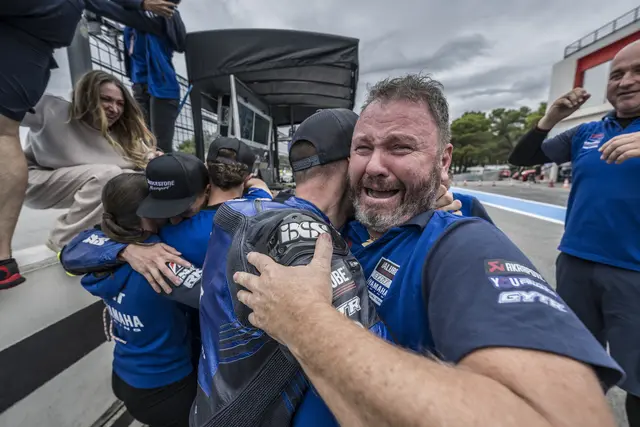 Ein Bild sagt mehr als tausend Worte: Mandy Kainz bejubelt den Endurance-WM-Titel mit seinem YART-Team. | Foto: Godin Jonathan