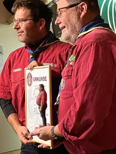 Jürgen Kreibich und Wolfgang Spindelberger mit Urkunde und Figur. | Foto: Ettenauer