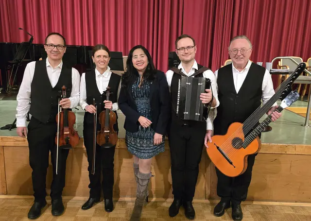 Das Quartett „Die Kleeblätter“ (v. l. n. r.): Johannes Mantler (1. Violine), Julia Kainz (2. Violine), Johannes Münzner (Schrammelharmonika) und Michael Hausner (Kontragitarre und Leiter des Quartetts) sowie Bezirksrätin Maria Taramona (in der Mitte). | Foto: CulturaLatina
