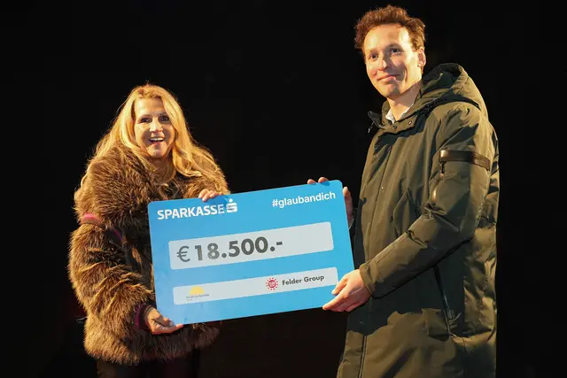 Mit einer Spende in Höhe von 18.500 Euro unterstützt das Tiroler Unternehmen Felder Group die Kinderkrebshilfe Tirol. | Foto:  Felder Group 