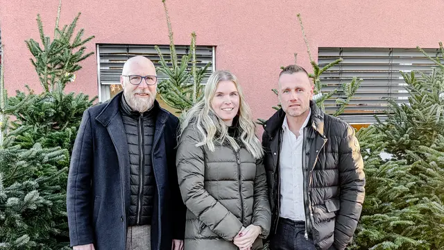 Roland Günhartinger, Sabrina Leitner und Bernhard Leitner (von links) inmitten der Tannenbäume, die die Besucher:innen aussuchen konnten.