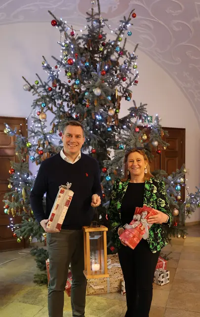 Bürgermeister Christoph Kaufmann und Vizebürgermeisterin Maria T. Eder (beide ÖVP) halten die Tradition des Friedenslichts hoch. | Foto: Stadt Klosterneuburg/Edelmann