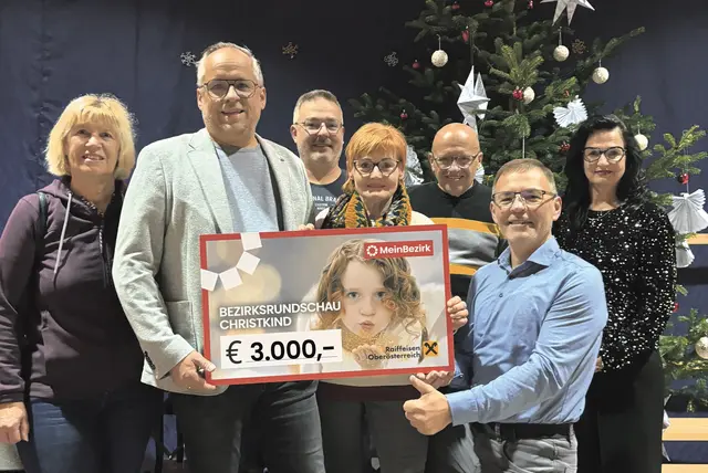 Spendenübergabe im Vorfeld des Adventkonzerts der Musikmittelschule Saxen: Von links von der Theatergruppe Renate Weilig, Johannes Peham, Martin Riegler, Andrea Engler, Hubert Eberl, Josef Riegler - mit Direktorin Maria Reindl von der Musikmittelschule Saxen. | Foto: MeinBezirk Perg/Köck