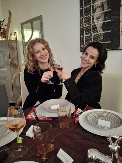 Redakteure von MeinBezirk Wien geben Einblick in ihr Weihnachtsfest. Unter anderem Pia Rotter (r.). | Foto: Pia Rotter/MeinBezirk