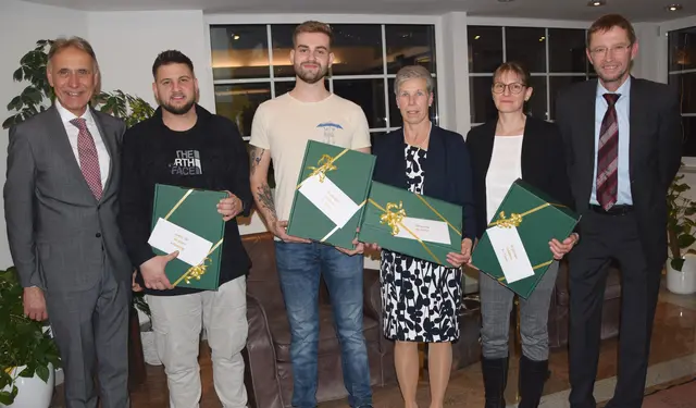 GF Josef Polz-Lari und GF Klaus Unger mit den diesjährigen Jubilarinnen und Jubilaren  | Foto: MeinBezirk/Josef Strohmeier