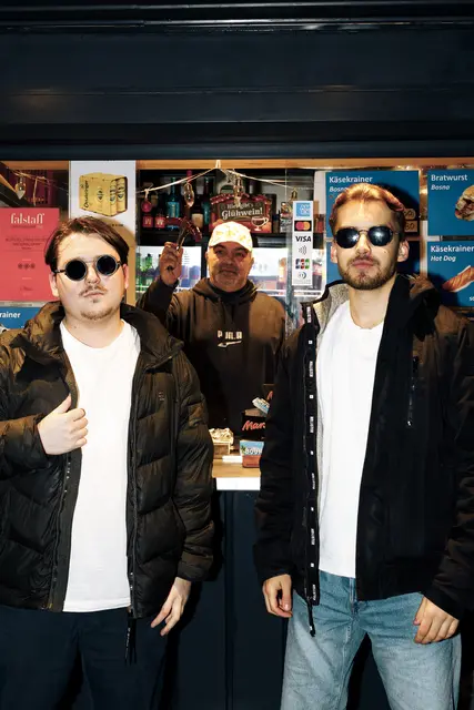 Was darf bei einem echten Wiener nicht fehlen: der Würstelstand natürlich. Frenslich (l.) und Mahringer (r.) thematisieren Wien in allen Facetten.  | Foto: Mahringer