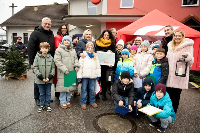 Die Kinder der Volksschule mit allen Beteiligten bei der Friedenslicht-Übernahme am Bahnhof in Eisenstadt  | Foto: Landesmedienservice Burgenland
