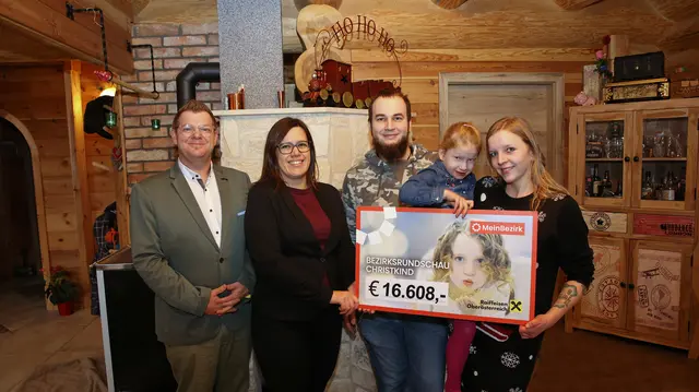 Einen Scheck über 16.608 Euro vom BezirksRundschau-Christkind überreichten Geschäftsstellenleiter Roman Cserkits (l.) und Redaktionsleiterin Maria Rabl (2.v.l.) an Stefan, Paulina und Gabi Neuhuber (r.). | Foto: Helmut Klein