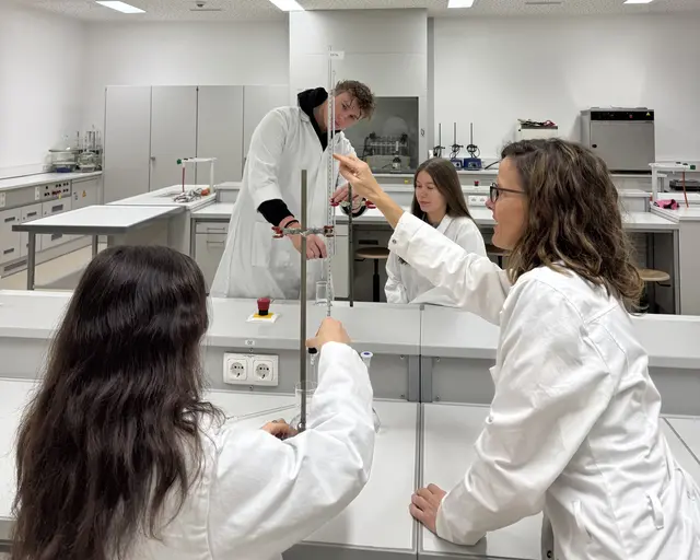 Die Schüler schätzen die praxisnahe Herangehensweise von Oberwinkler-Sonnleitner.  | Foto: Privat