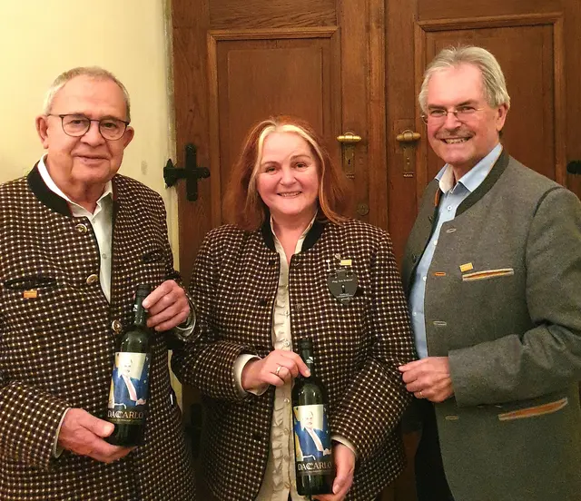 Neue Obfrau der Kellergassenführer Eva Kreiner mit Joachim Maly und Karl Wilfing | Foto: Eva Gabriel