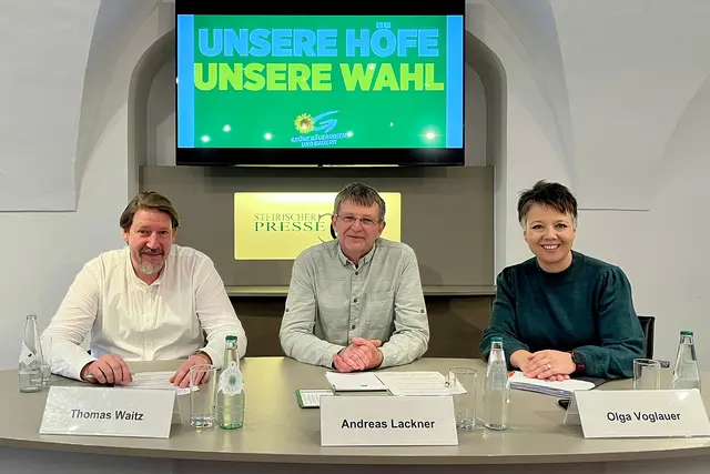 Präsentierten die Positionen der Grünen Bäuerinnen und Bauern: Obmann Andres Lackner (Mitte) mit EU-Abgeordneten Thomas Waitz und Olga Voglauer, Landwirtschaftssprecherin der Grünen im Nationalrat | Foto: Grüne Stmk