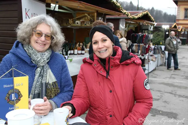 Michaela Umshaus und Martina Porteder hatten einen gemütlichen Punschplausch.