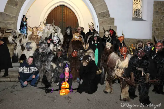 Viele Besucher ließen sich das Spektakel nicht entgehen und waren auf den Adventmarkt gekommen, um die gruseligen Gestalten zu bestaunen. Unterstützung bekamen die Duckhüttler Perchten von den Wienerwaldteufeln und den Breitenfurter Krampussen. 