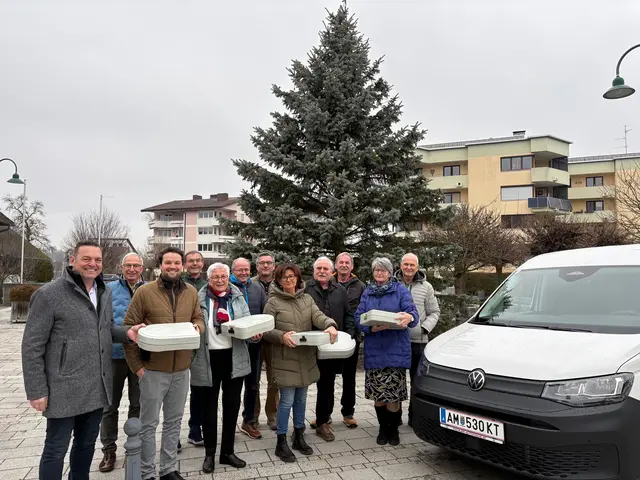 Die Bürgermeister Christian Wührleitner (li.) und Michael Strasser (3. v. li.) mit dem ehrenamtlichen Fahrerteam von „Essen auf Rädern“.
  | Foto: Gemeinde Behamberg