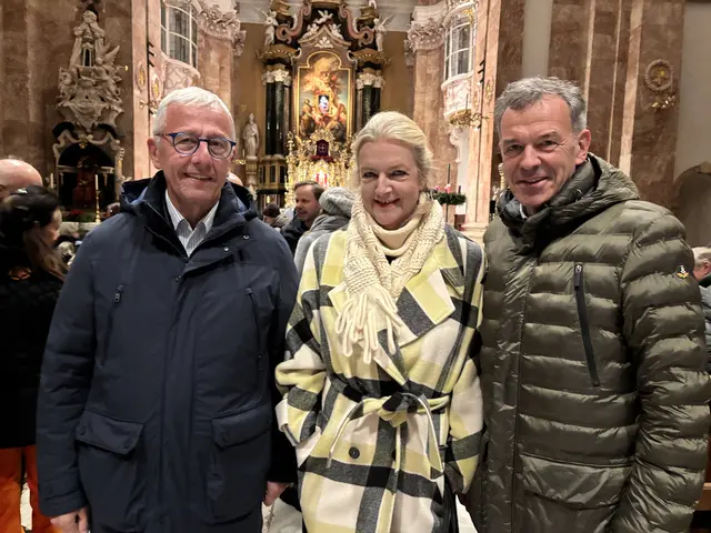 Gemeinsam für den guten Zweck: Propst Florian Huber sowie Vizebürgermeister Georg Willi mit Gemahlin beim Benefizabend im Dom St. Jakob. | Foto: MeinBezirk/René Rebeiz