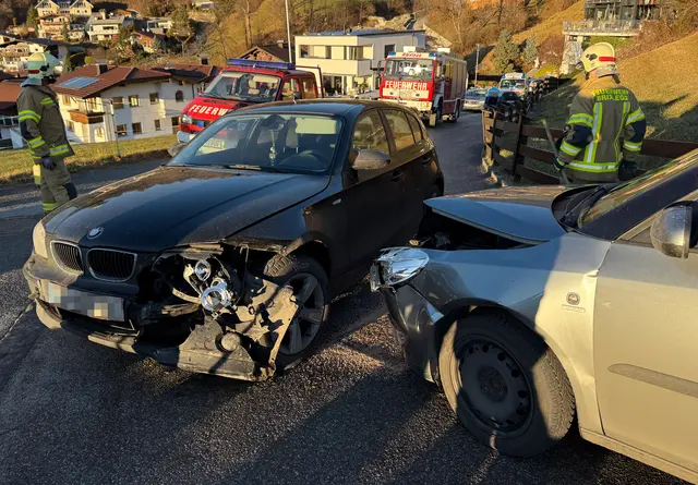 Nach der Frontalkollision in Brixlegg am 18.12.2025: Einsatzkräfte sichern die Unfallstelle – nur Minuten später kam es in Thaur zu einem weiteren Verkehrsunfall mit Verletzten. | Foto: zoom.tirol