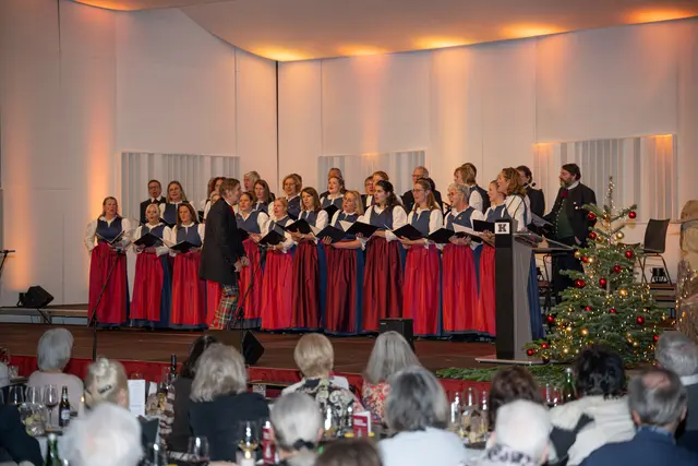 Rund 400 Seniorinnen und Senioren folgten der Einladung zur traditionellen Weihnachtsfeier in der Kufstein Arena und genossen einen Abend voller Gemeinschaft und Herzlichkeit. | Foto: Ines Entleitner