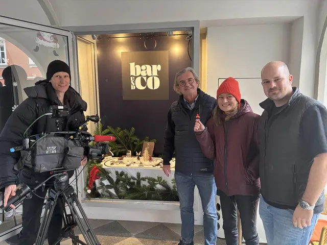 Die Miniatur-Bahn weckete auch das Interesse des ORF. Moderatorin Sigrid Maurer brachte sogar das passende Mikrofon im Mini-Format mit. Zusehen ist der Beitrag am Samstag, den 20. Dezember um 19 Uhr in Steiermark heute. | Foto: MeinBezirk/ Christian Zechner