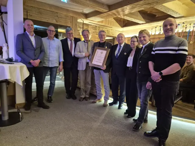 Im Rahmen einer Feier wurde die Urkunde kürzlich an Toni Gutheinz übergeben. | Foto: Gem. Grän