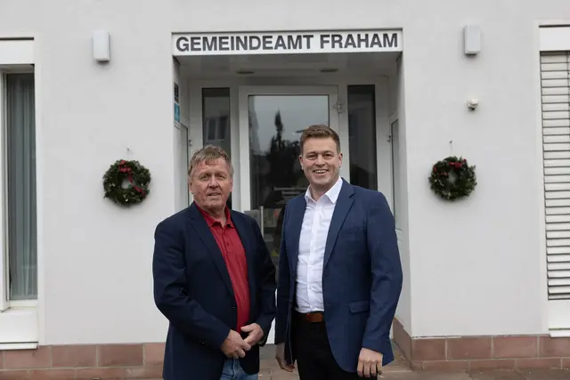 Bürgermeister Harald Schick und Landesrat Stefan Kaineder zeigen sich über den erteilten wasserrechtlichen Bescheid für den Hochwasserschutz in Fraham. | Foto: Land OÖ/Simon Seher