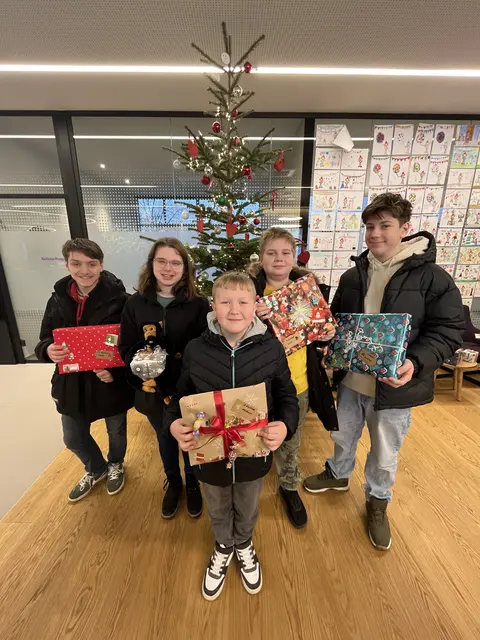 Die Übergabe an eine Abordnung der Sonderschule Kinderaugen zum Strahlen. | Foto: Energiepark Bruck/Leitha