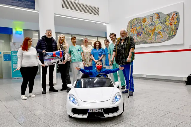 "Autopilot" Julian mit Eltern, Klinikpersonal und den starke Löwen Elisabeth Bacher-Bracke (3.v.l.) und Gerhard Mairhofer (2.v.l.)