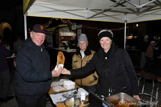 Packt immer gerne mit an: StR Jutta Polzer am Langosstand mit Christine Heuböck.