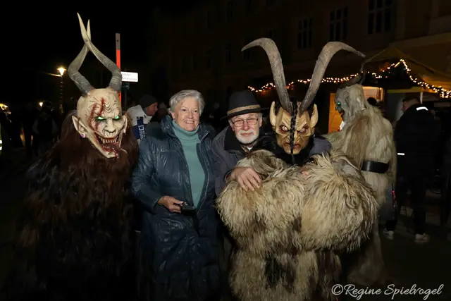 Margit Zirngast und Heinz Sveda ließen sich die wilden Gestalten am Pressbaumer Adventmarkt nicht entgehen.