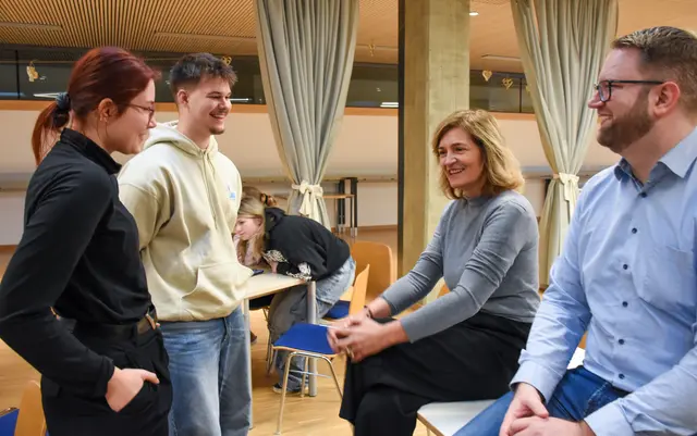 Pausengespräch über Möglichkeiten im vielfältigen Europa; v.l.n.r.
Leonie Gradnitzer, Leonard Balukcic, Elisabeth Dieringer, Marc Germeshausen | Foto: (c) hlwspittal 2025, Ambros/Lackner