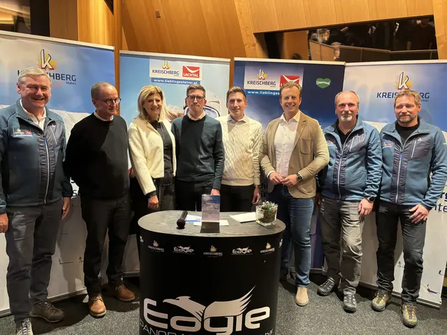 LR Karlheinz Kornhäusl (3. v. r.) gratulierte der Familie Moser und der Geschäftsführung. | Foto: MeinBezirk/Stefan Verderber