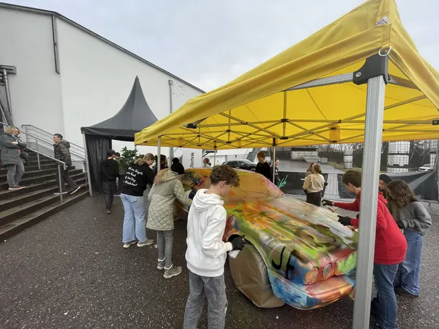 Die Schüler durften beim Lackieren eines Jaguars selbst Hand anlagen. | Foto: MS St. Martin/Mkr.