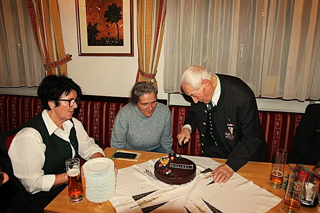 90. Geburtstag von Ehrenfähnrich Hubert Arnold im Gasthof Assisi/Neu/Anif
Frau Bgm.Mag.Gabriella Gehmacher-Leitner gratuliert 