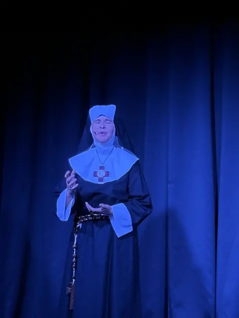 Hatte auch mehrere Solo-Auftritte: Kordula Wolf in ihrer Rolle als Mutter Oberin. 