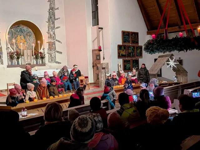 Die Erpfendorfer Kindergartenkinder verzauberten die Besucher beim Adventsingen in der Clemens-Holzmeisterkirche mit erfrischendem Gesang, Spiel und Tanz 