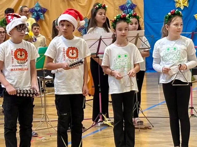 Bei „Jedes Jahr zur Weihnachtszeit“ wünschten die 1. Klassen frohe Weihnachten in vielen Sprachen.