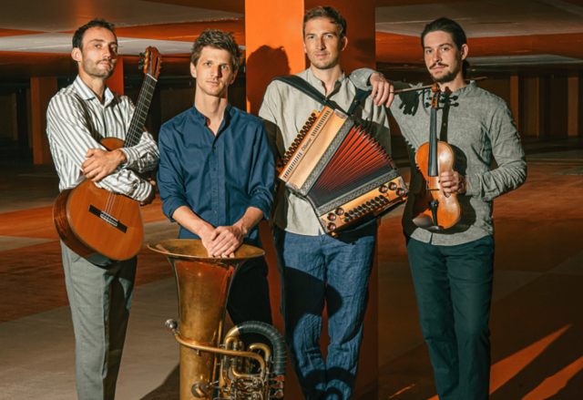 Die vier jungen Musiker von Maxjoseph haben sich auf die Fahne geschrieben, ihre ganz eigene Vorstellung von Volksmusik zu verwirklichen. | Foto: Jessica Elsner
