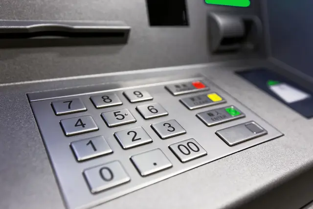 Ein 32-Jähriger wurde jetzt in Wien festgenommen. Er soll seit mindestens November älteren Personen zunächst bei Bankomatbehebungen geholfen und sie danach bestohlen haben. (Symbolbild) | Foto: cozyta/Smarterpix