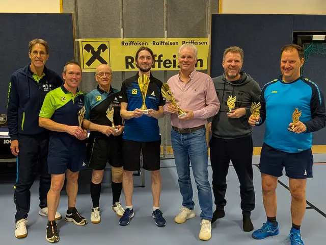 Die Sieger im Tischtennis-Doppelbewerb mit TTV-Obmann Gernot Schwaiger (li.)