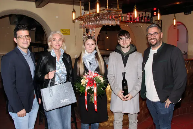 Selina Ofner und Lukas Muhri mit der Vertretung der WKO mit Lukas Kalcher, Riki Vogl und Hannes Buchhauser | Foto: Cescutti