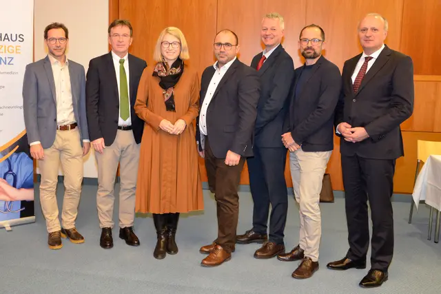 Von links: Clemens Gumpenberger, Fachgruppenvertreter-Stellvertreter für Kinder- und Jugendheilkunde in der Ärztekammer OÖ, Martin Clodi, Abteilungsvorstand Innere Medizin, Krankenhaus Barmherzige Brüder Linz, LH-Stv.in Christine Haberlander, Landesrätin für Bildung, Frauen und Gesundheit, Albert Maringer, Vorsitzender des Landesstellenausschusses der ÖGK in Oberösterreich, Dieter Furthner, Ärztliche Leitung Salzkammergut Klinikum Vöcklabruck, Johannes Hofer, Abteilungsvorstand Institut für Sinnes- und Sprachneurologie, Krankenhaus Barmherzige Brüder Linz und Hubert Eisl, Gesamtleiter Barmherzige Brüder Linz. | Foto: ÖGK