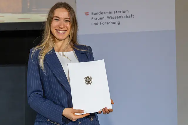 Auszeichnung für wissenschaftliche Exzellenz: IMC-Absolventin Susanne Nastberger, MSc, erhält den Würdigungspreis des Bundesministeriums für Frauen, Wissenschaft und Forschung für ihre Masterarbeit zur Anwendung der Spiraldynamik® in der medizinisch-therapeutischen Praxis | Foto: Martin Lusser   