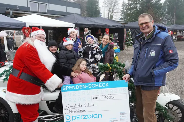 Thomas Perz übergab den Spendenscheck im Wert von 1000€.