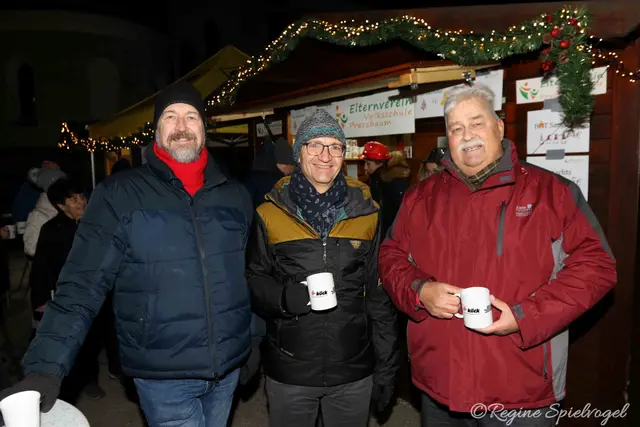 GR Gerhard Ertl, StR Klaus Jenschik und Vizebürgermeister Alfred Gruber besuchten ebenfall den Pressbaumer Adventmarkt und wärmten sich mit einem Punsch auf.