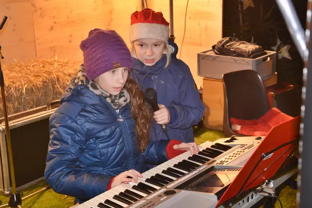 Ida Weber (Keyboard) und Elisabeth Maier (vlnr.)